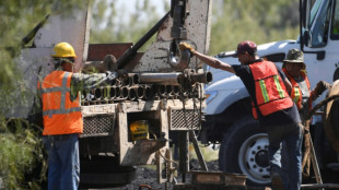 Familiares rezan para aliviar la desazón ante el lento avance del rescate de mineros en México