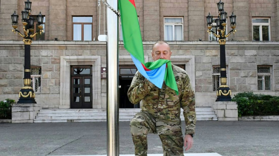 Presidente Aliyev iza bandera de Azerbaiyán en enclave de Nagorno Karabaj