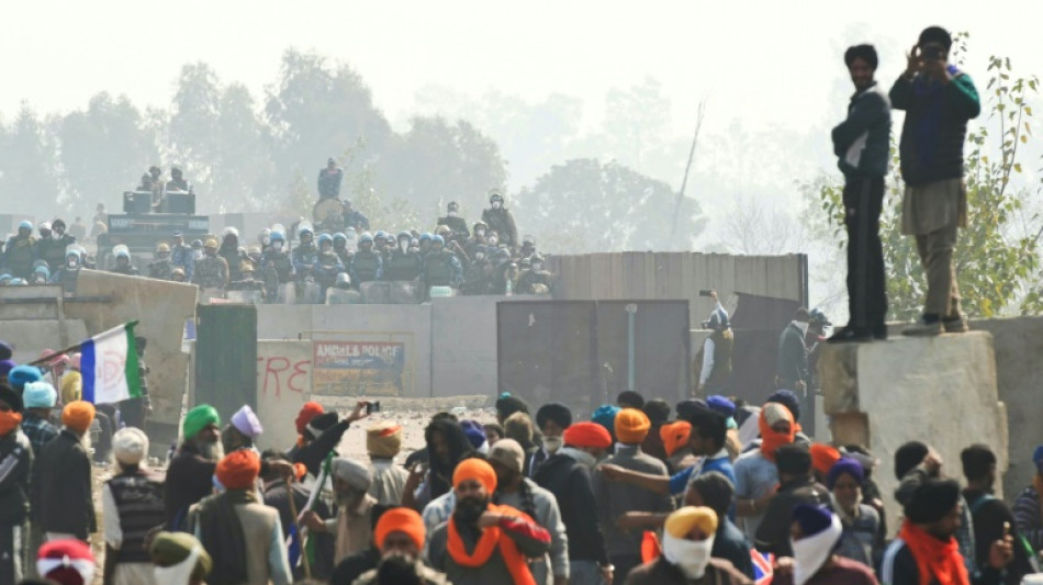 La policía bloquea el ingreso de agricultores manifestantes a la capital de India