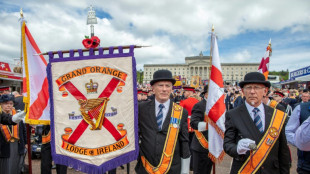 Unionistas de Irlanda del Norte marchan en medio de un estancamiento político
