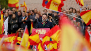 Miles de españoles manifiestan contra planes de amnistía a independentistas catalanes