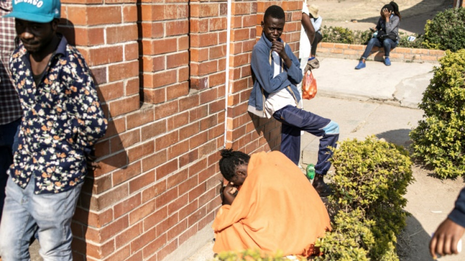 Se prolonga la votación en Zimbabue, la oposición teme un fraude