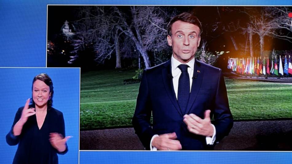 Macron intenta relanzar su mandato en "prime time" en Francia