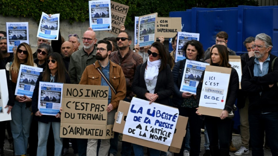 Rassemblement devant La Provence après la crise liée à une Une sur la visite de Macron