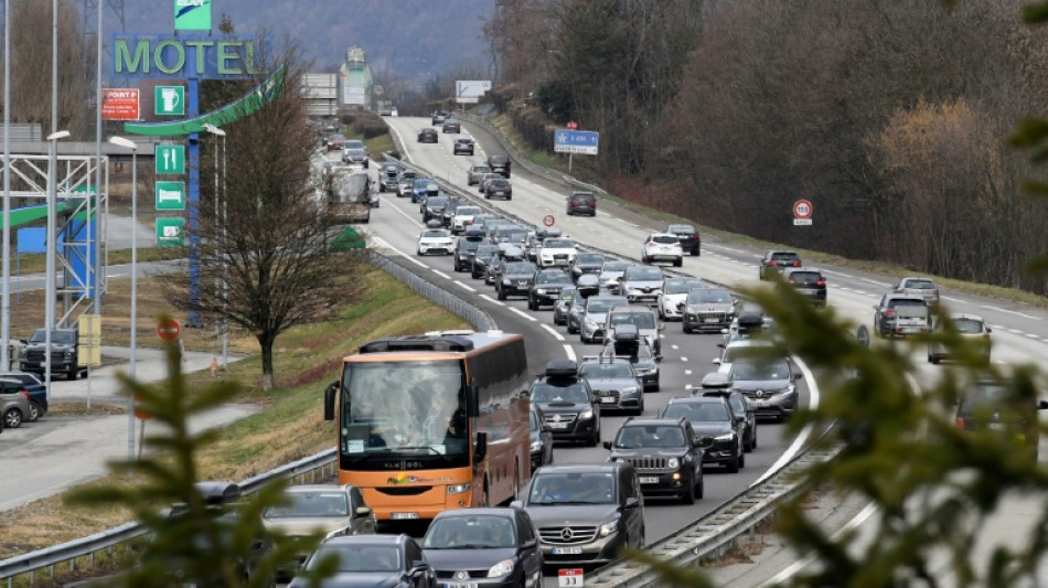 Vacances de Noël: routes en rouge, trains complets vers les stations de ski