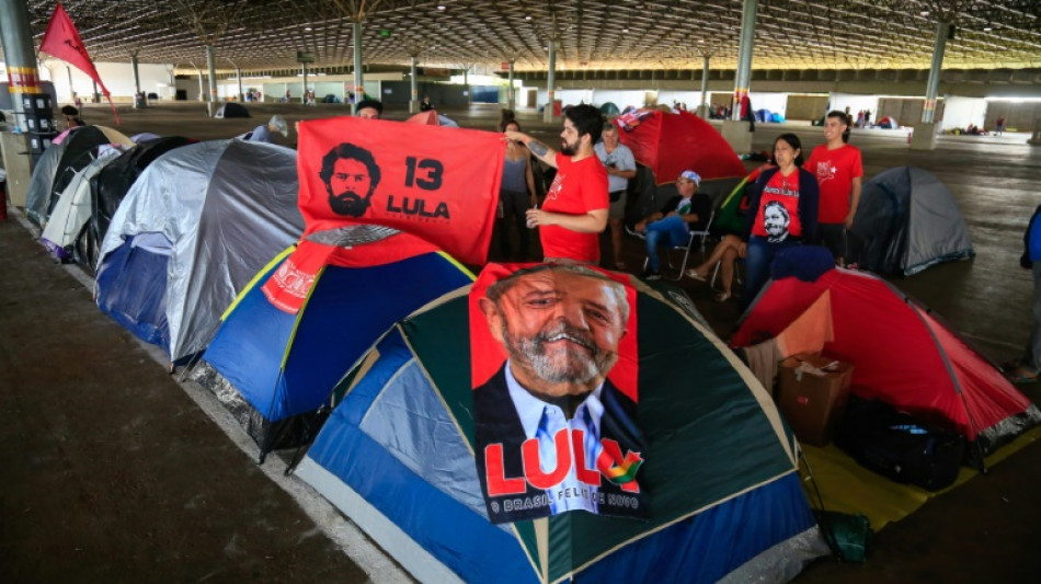 En carro, bus o bici, izquierdistas viajan a Brasilia para investidura de Lula