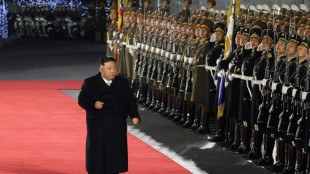 Kim Jong Un supervisa gran desfile militar en Corea del Norte