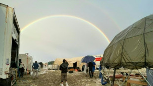 Comienza el "Éxodo" en el embarrado festival Burning Man en el desierto de EEUU