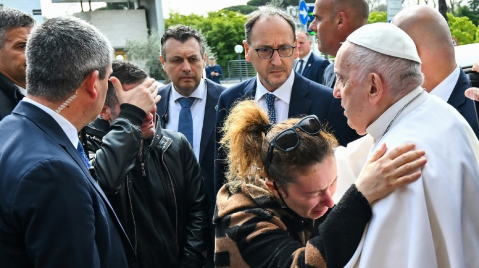 Papst Franziskus verlässt Krankenhaus und ist schon wieder zu Scherzen aufgelegt