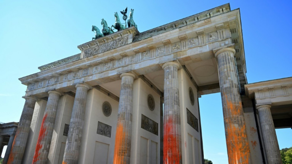 Activistas medioambientales pintan la Puerta de Brandenburgo de Berlín