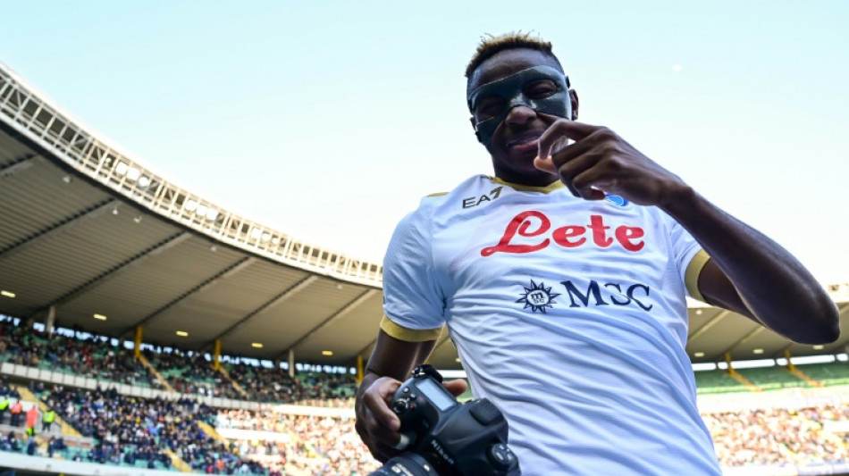 Osimhen double sinks Verona and keeps Napoli on Milan's tail