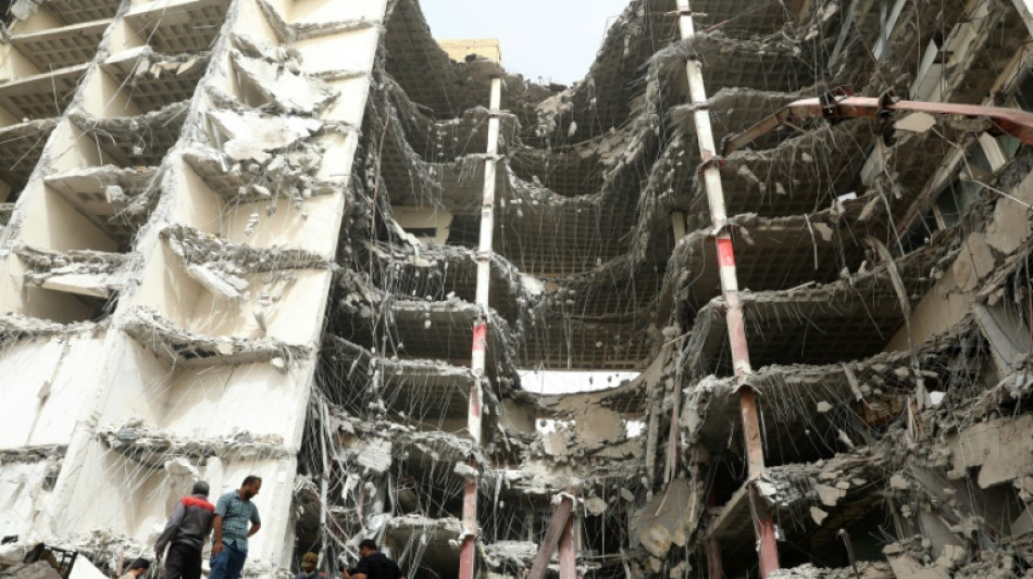 Aumenta a 18 el número de muertos en derrumbe de edificio en Irán