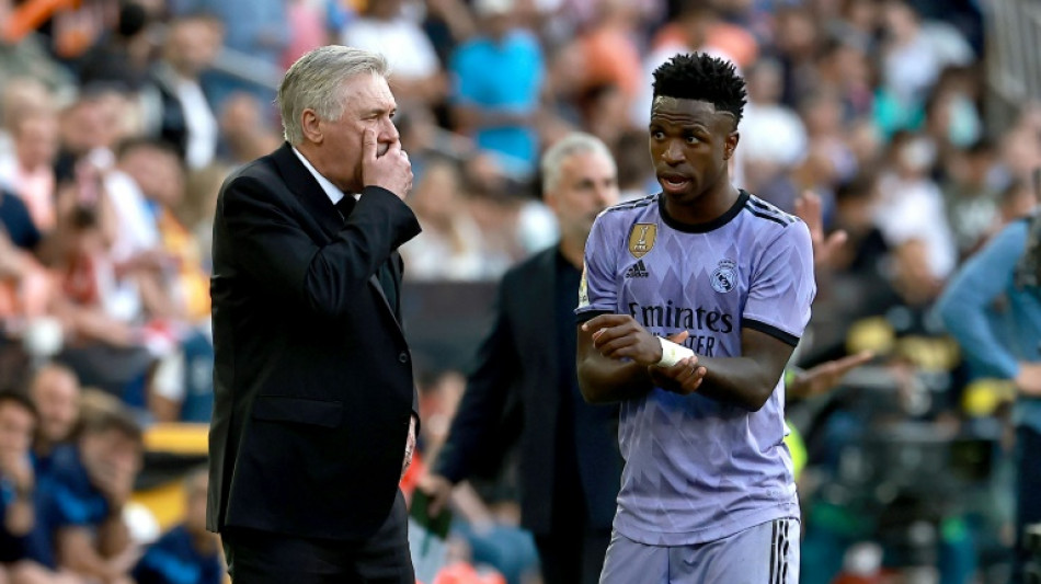 Ancelotti diz que Vinícius Jr, com dores no joelho, não vai jogar contra o Sevilla