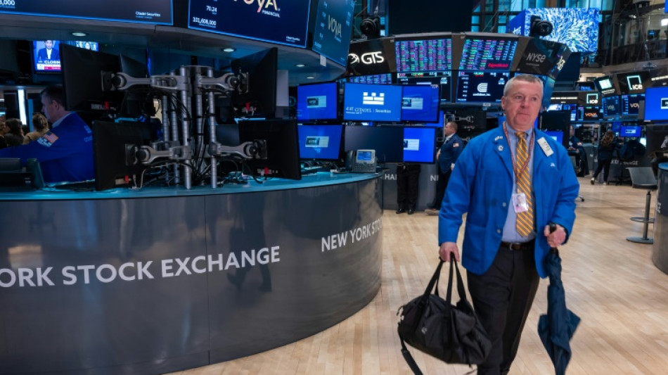 Wall Street finit en baisse, plombée par Meta et la faible croissance américaine