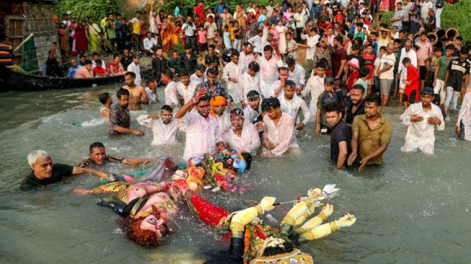 Hindus celebram sua maior festividade religiosa em Bangladesh apesar do medo de ataques
