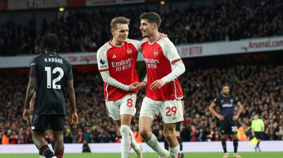 Arsenal vence Luton e tira Liverpool da liderança; City goleia Villa