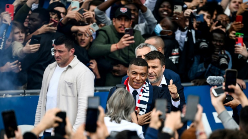 Foot: Mbappé, "meilleur joueur du monde", reste au PSG pour le projet  "sportif"