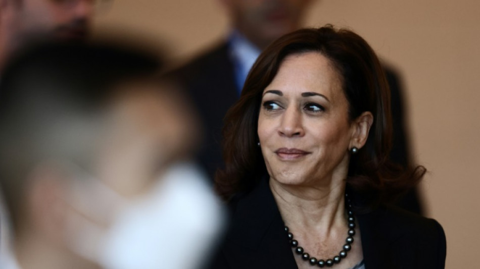 Kamala Harris se reúne con Xi Jinping, pide comunicación abierta EEUU-China