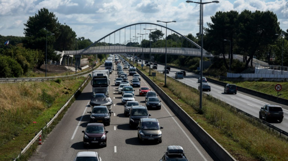 Chassé-croisé des vacances: rouge et noir sur les routes 