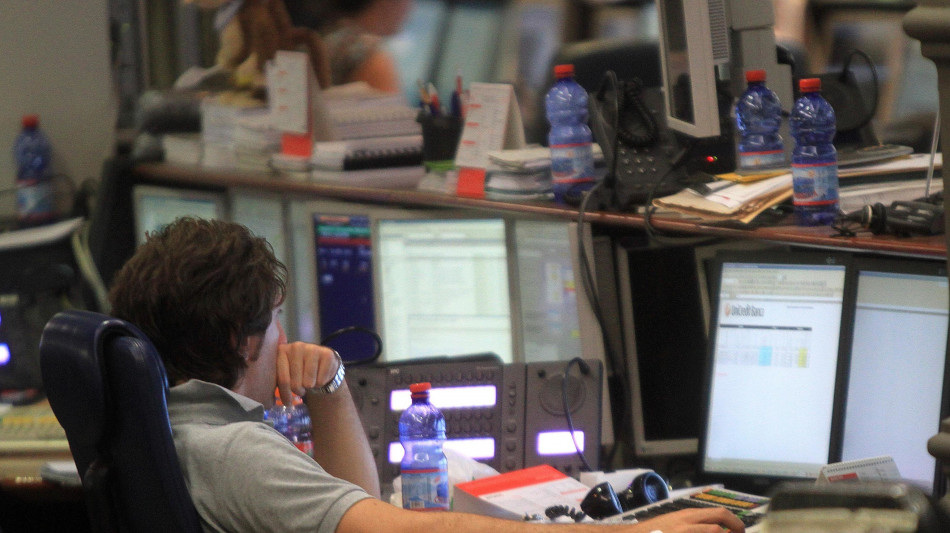 Borsa: Milano cede (-0,65%), tonfo di Iveco, male Unicredit