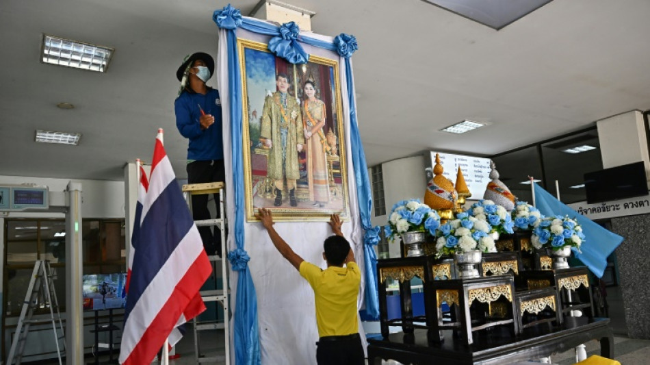 Thailands König besucht Überlebende des Angriffs auf Kindergarten