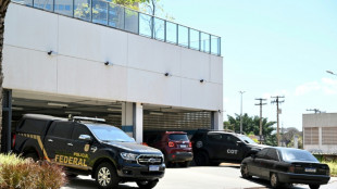 Bolsonaro y su esposa guardan silencio ante policía por escándalo de joyas