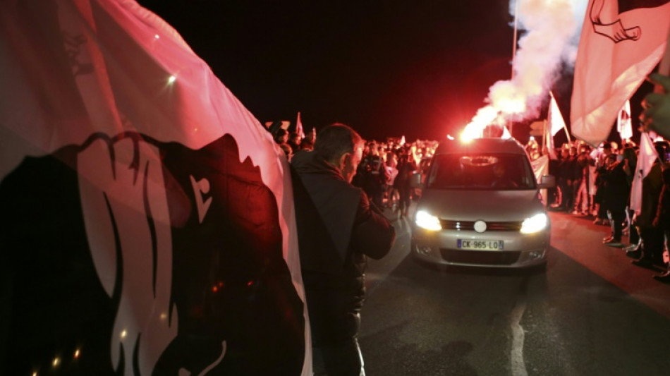 Haie d'honneur à l'arrivée du corps de Colonna en Corse avant ses obsèques vendredi 