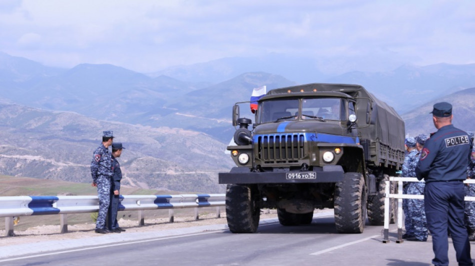 Separatistas entregan armas en Nagorno Karabaj, donde llega un primer convoy humanitario