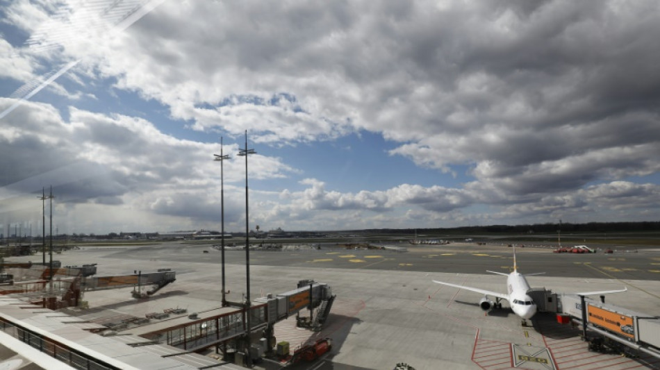 Flughafen Hamburg: Polizei verhandelt mit Bewaffnetem auf Rollfeld - Betrieb eingestellt