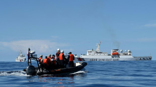 Des garde-côtes philippins avec des journalistes à bord poursuivis par des navires chinois