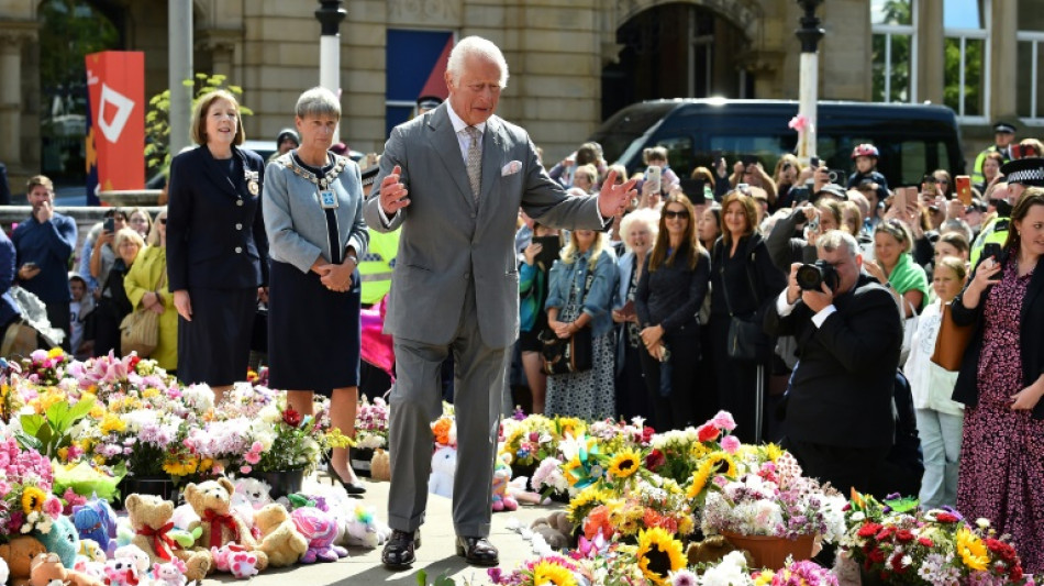 El rey Carlos III visita la ciudad británica donde tres niñas murieron acuchilladas