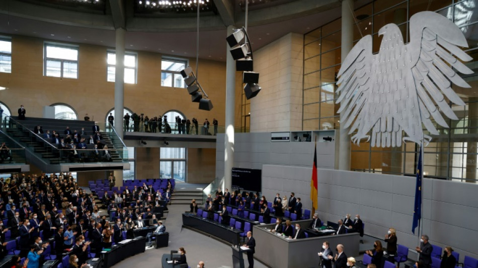 Bundestag stellt sich klar hinter Lieferung schwerer Waffen an die Ukraine