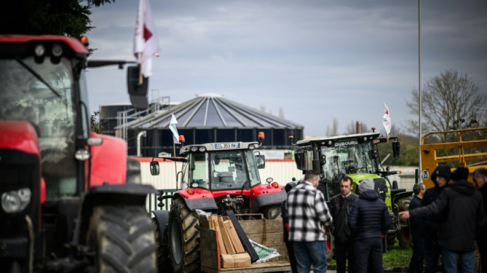 Le gouvernement et le RN au chevet des agriculteurs qui manifestent leur "ras-le-bol"