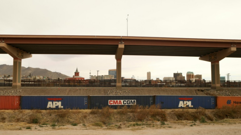 Migrantes critican un nuevo muro de contenedores en la frontera México-EEUU