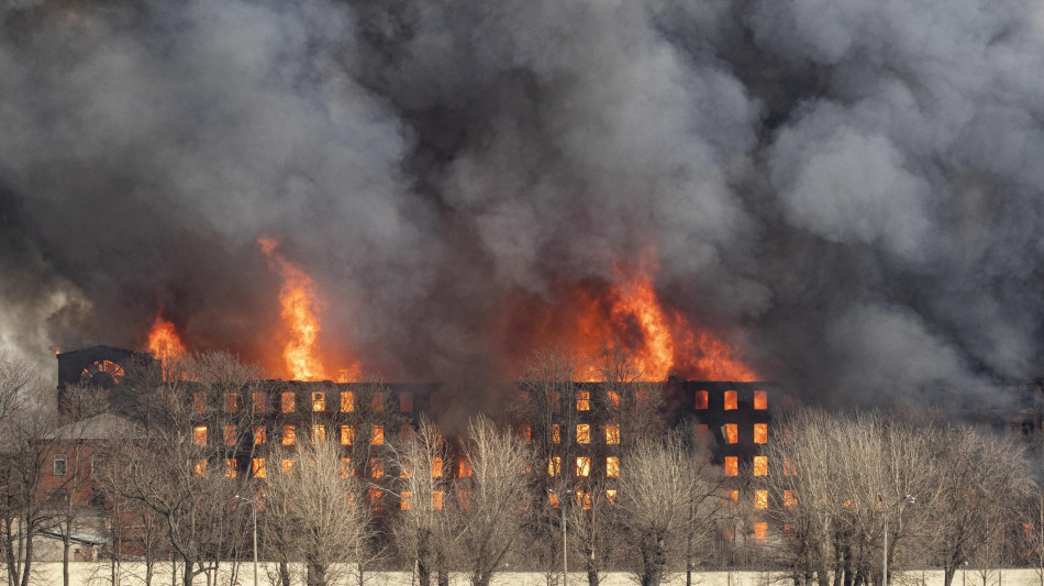 Incendio in sito smaltimento rifiuti su autostrada per Mosca