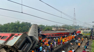 Vagones destrozados y cadáveres junto a las vías tras accidente de tren en India