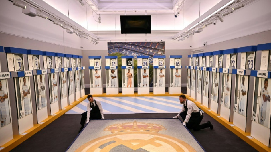 Las taquillas de las estrellas del Real Madrid en el Bernabéu a subasta en Londres