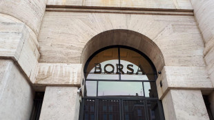 Borsa: Milano chiude in calo dell'1,06%