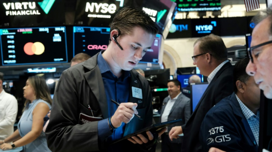 Wall Street termine en ordre dispersé, dixième hausse d'affilée pour le Dow Jones