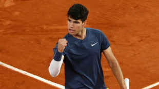 Roland-Garros: Alcaraz surclasse Tsitsipas et prend rendez-vous avec Sinner en demie