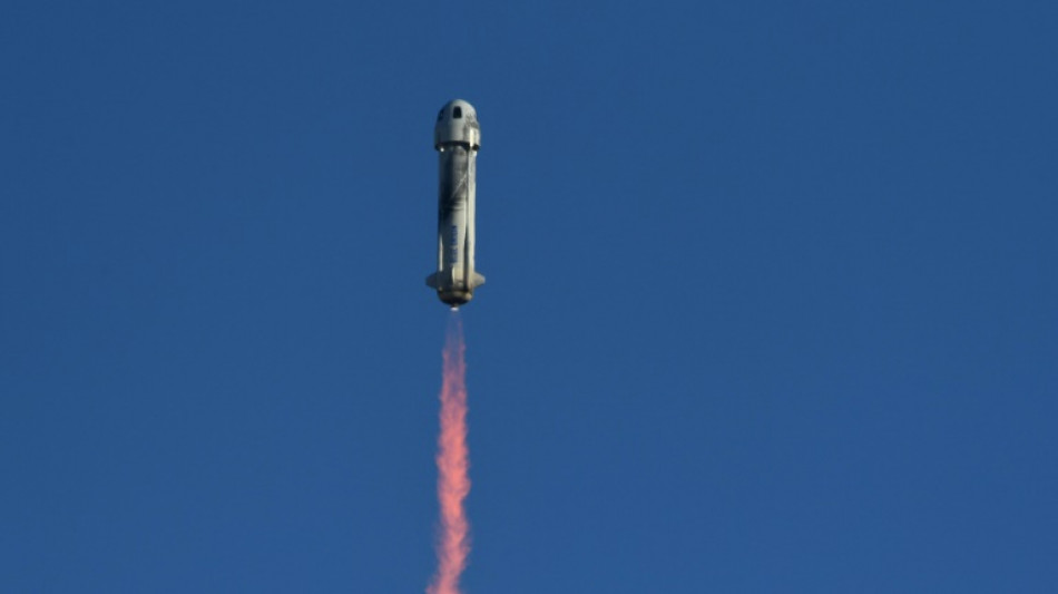 Blue Origin envía al espacio a la primera egipcia y el primer portugués