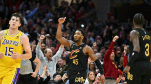 El base Donovan Mitchell, de los Cavaliers, se desborda sobre LeBron con 43 puntos