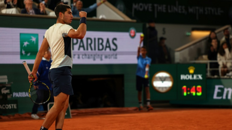 Alcaraz cruises into French Open quarter-finals