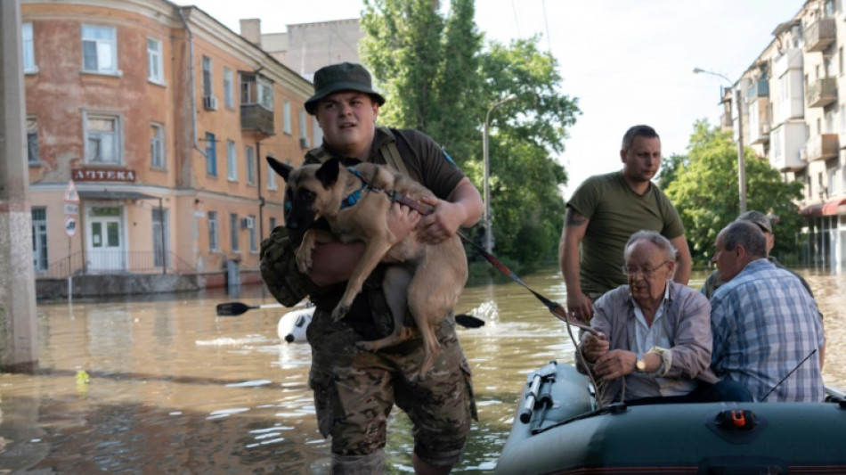 "Plus de maison" : les Ukrainiens fuient les inondations après la destruction d'un barrage