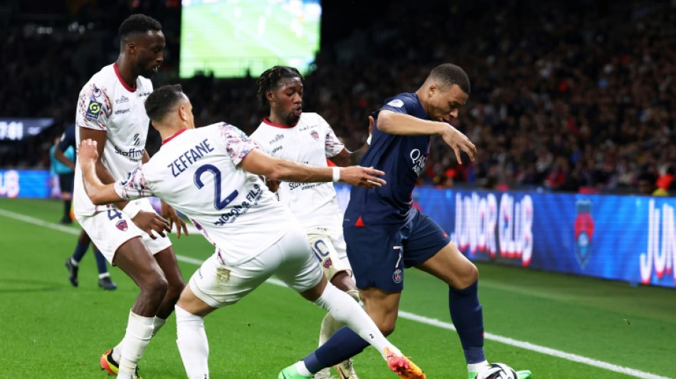 Mbappé começa no banco, e PSG empata com lanterna Clermont no Francês