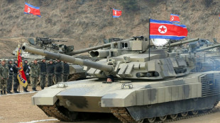 Líder norcoreano presenta y maneja un nuevo tanque de combate