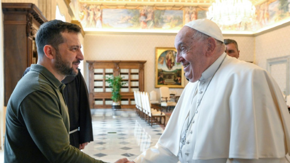 Zelenski habla con el papa en el Vaticano