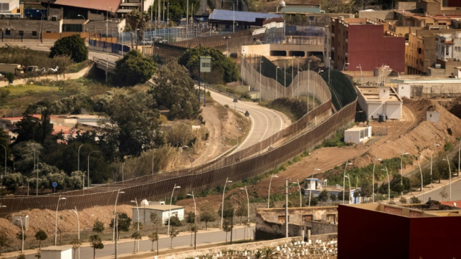 Mueren 18 migrantes en masivo intento de entrar al enclave español de Melilla