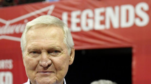 Jerry West, ícono Laker e inspiración del logo de la NBA, muere a los 86 años