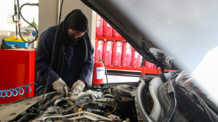 Tras ser autorizadas a conducir, las mujeres sauditas reparan coches